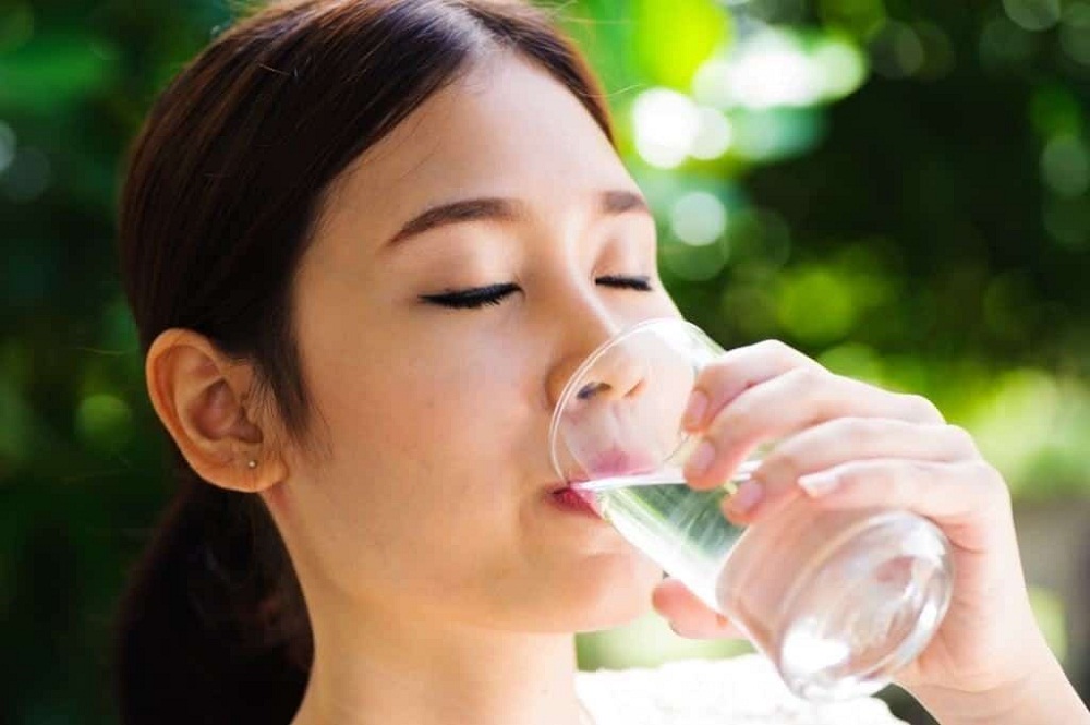 Manfaat Banyak Minum Air Putih Bagi Kesehatan dan Kecantikan